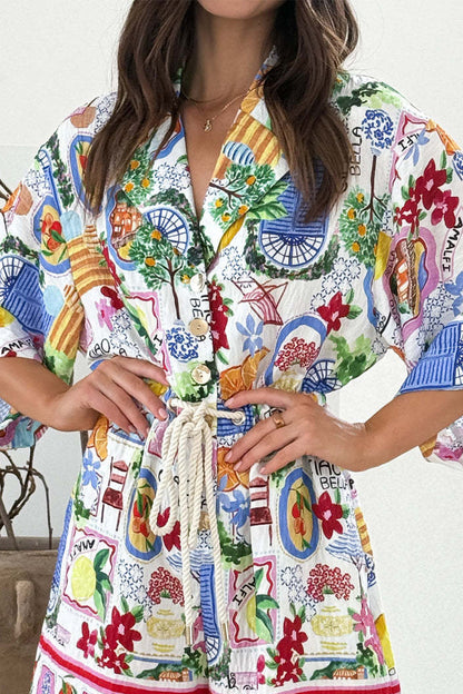 Mono holgado informal con estampado de grafiti, cordón ajustable y cuello vuelto en contraste