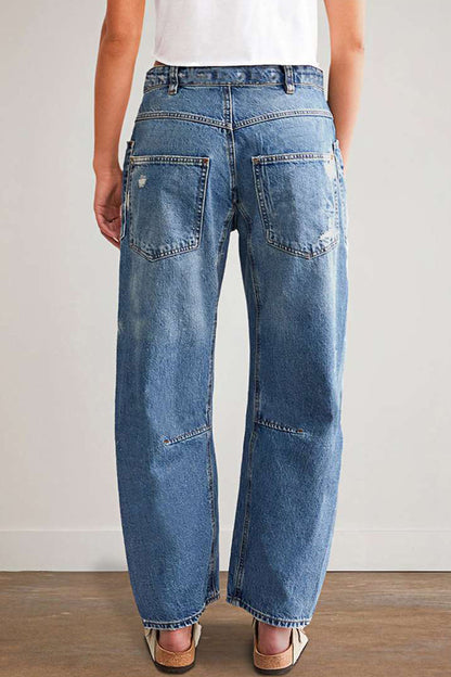 Vaqueros de mezclilla de cintura media con bolsillos desgastados y rotos de estilo urbano