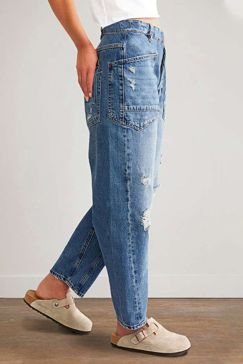 Vaqueros de mezclilla de cintura media con bolsillos desgastados y rotos de estilo urbano