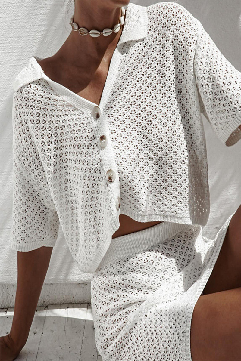Conjunto informal de dos piezas con botones calados, cuello vuelto y manga corta