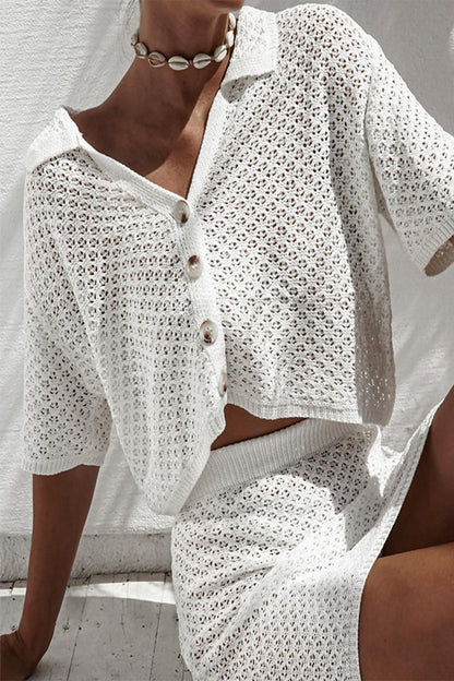 Conjunto informal de dos piezas con botones calados, cuello vuelto y manga corta