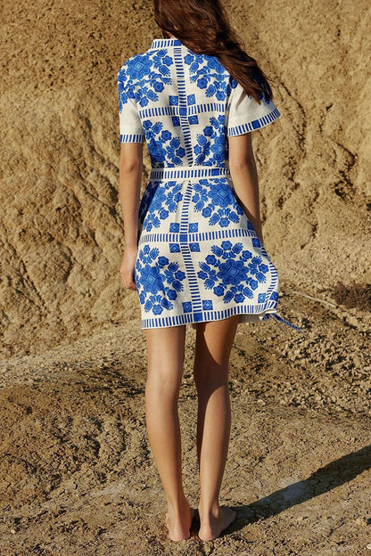 Vestido informal de manga corta con cuello mandarín, botones y cordones, estampado de bloques de color en contraste