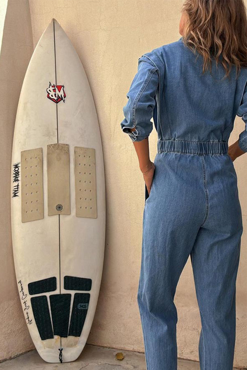 Mono vaquero informal de color liso con bolsillo desgastado y hebilla, cuello redondo, manga larga y corte regular