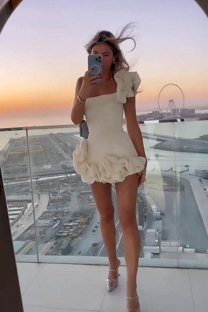 Minivestido romántico sin tirantes con cintura de tulipán