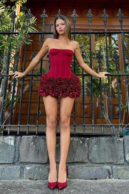 Minivestido sexy con hombros descubiertos, encaje y dobladillo de flores 3D en rojo