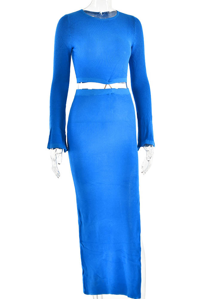 Conjunto de punto con cuello redondo y falda con abertura