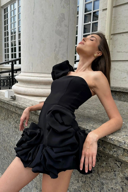 Minivestido romántico sin tirantes con cintura de tulipán