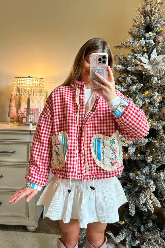 Chaqueta con bolsillo de corazón rosa a cuadros