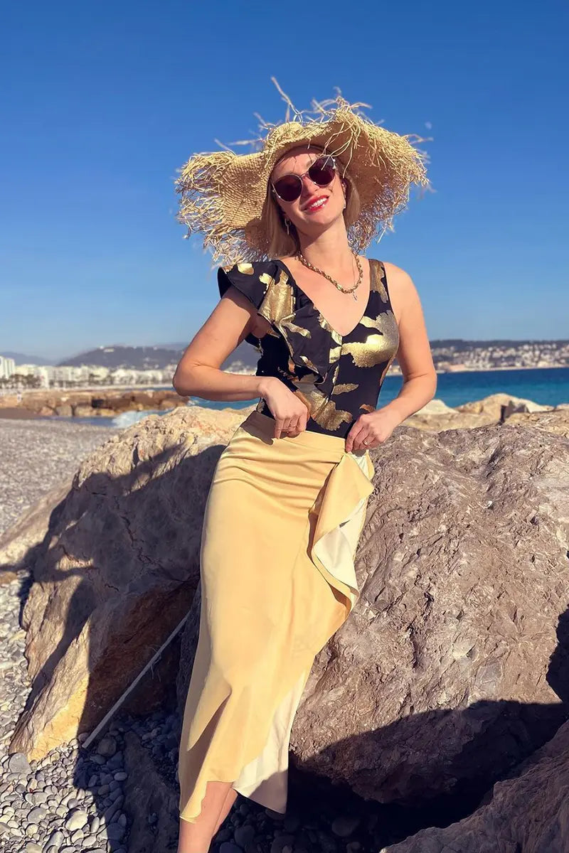 Traje de baño de una pieza con volantes y escote en V profundo con estampado metalizado