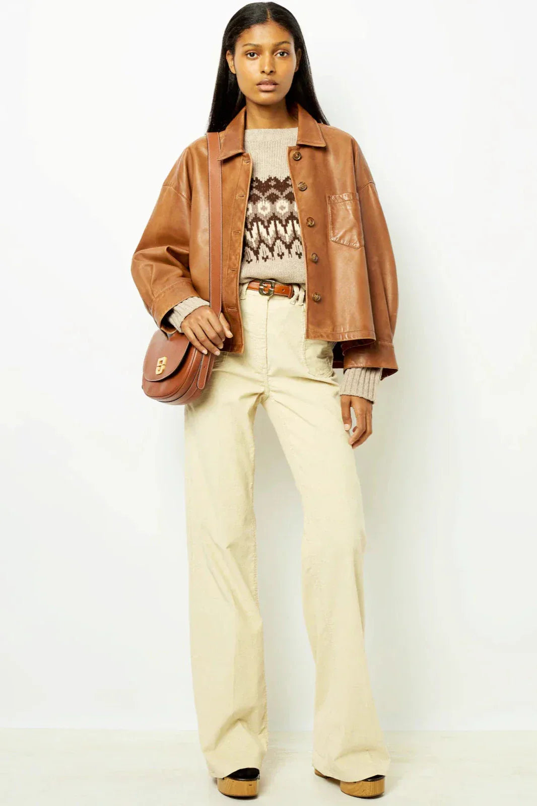 Chaqueta corta de cuero minimalista y cuadrada