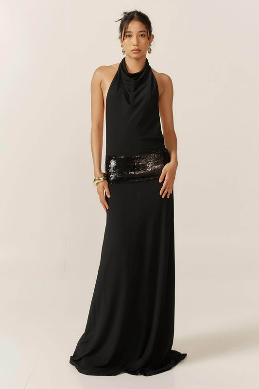 Vestido negro con cuello halter de Adele