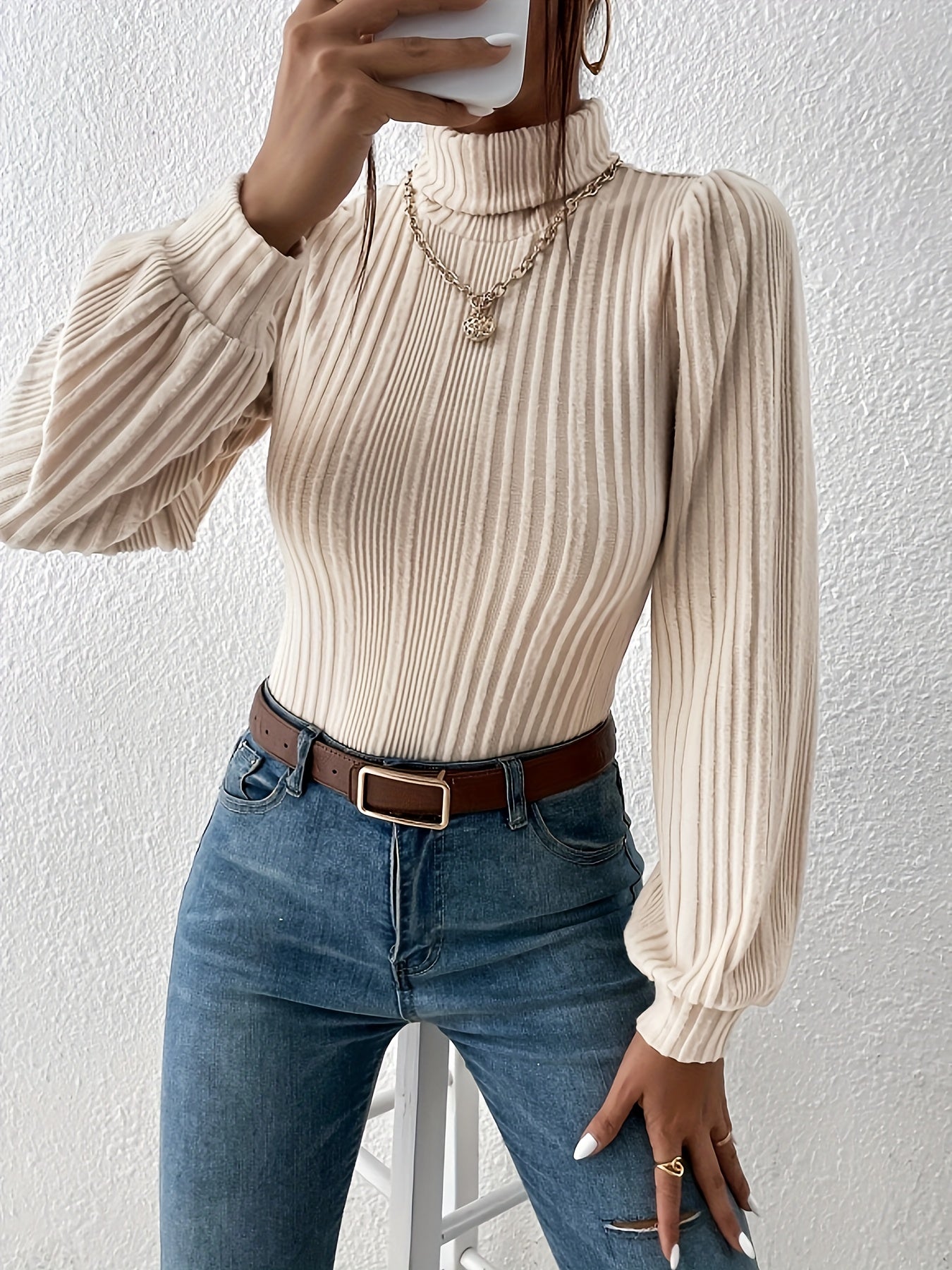 Elegante jersey de cuello alto acanalado beige para mujer | Ideal para otoño/invierno
