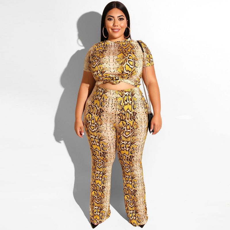 Conjunto de dos piezas de camiseta y pantalones casuales de manga corta con estampado de piel de serpiente de talla grande