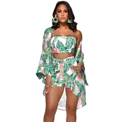 Conjunto informal de tres piezas con estampado de hojas y estampado de vacaciones, camisola de gasa y pantalones cortos