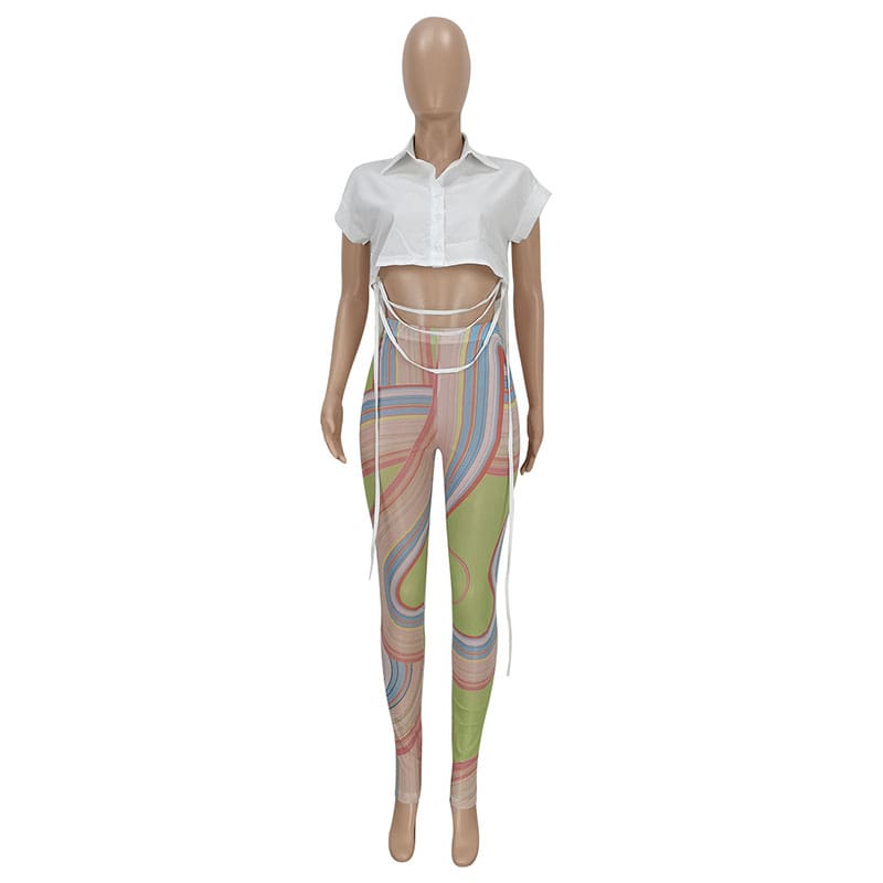 Conjunto de dos piezas de blusa corta informal de manga corta con cuello en V y pantalones de malla transparente de color liso para mujer
