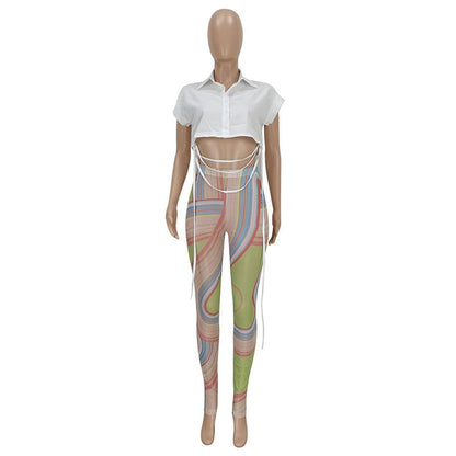 Conjunto de dos piezas de blusa corta informal de manga corta con cuello en V y pantalones de malla transparente de color liso para mujer