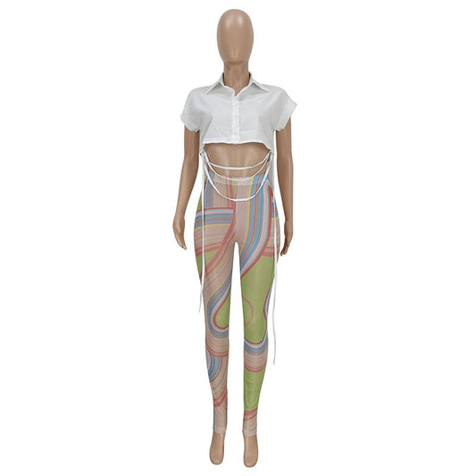 Conjunto de dos piezas de blusa corta informal de manga corta con cuello en V y pantalones de malla transparente de color liso para mujer