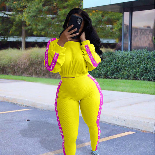 Conjunto deportivo informal para mujer con top corto de punto acanalado con estampado de letras y pantalones ajustados con bloques de color