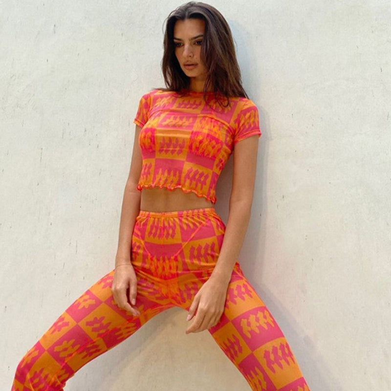 Conjunto de camiseta informal de manga corta con estampado gráfico y pantalones ajustados de malla transparente para mujer