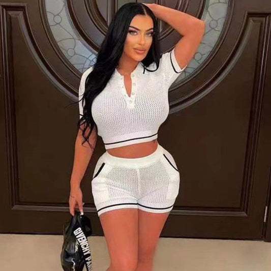 Conjunto de top corto de manga corta con cuello en V y pantalones cortos ajustados con costuras para mujer