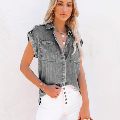 Blusa vaquera informal de manga corta con solapa holgada y botonadura sencilla para mujer
