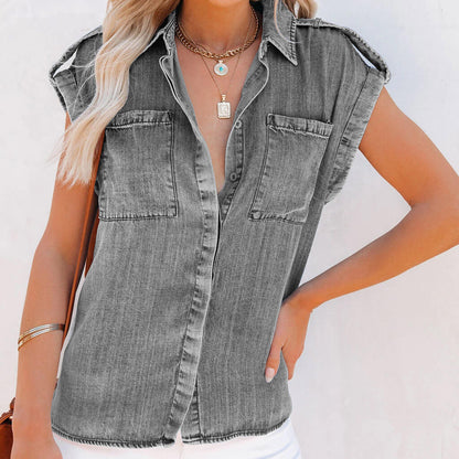 Blusa vaquera informal de manga corta con solapa holgada y botonadura sencilla para mujer