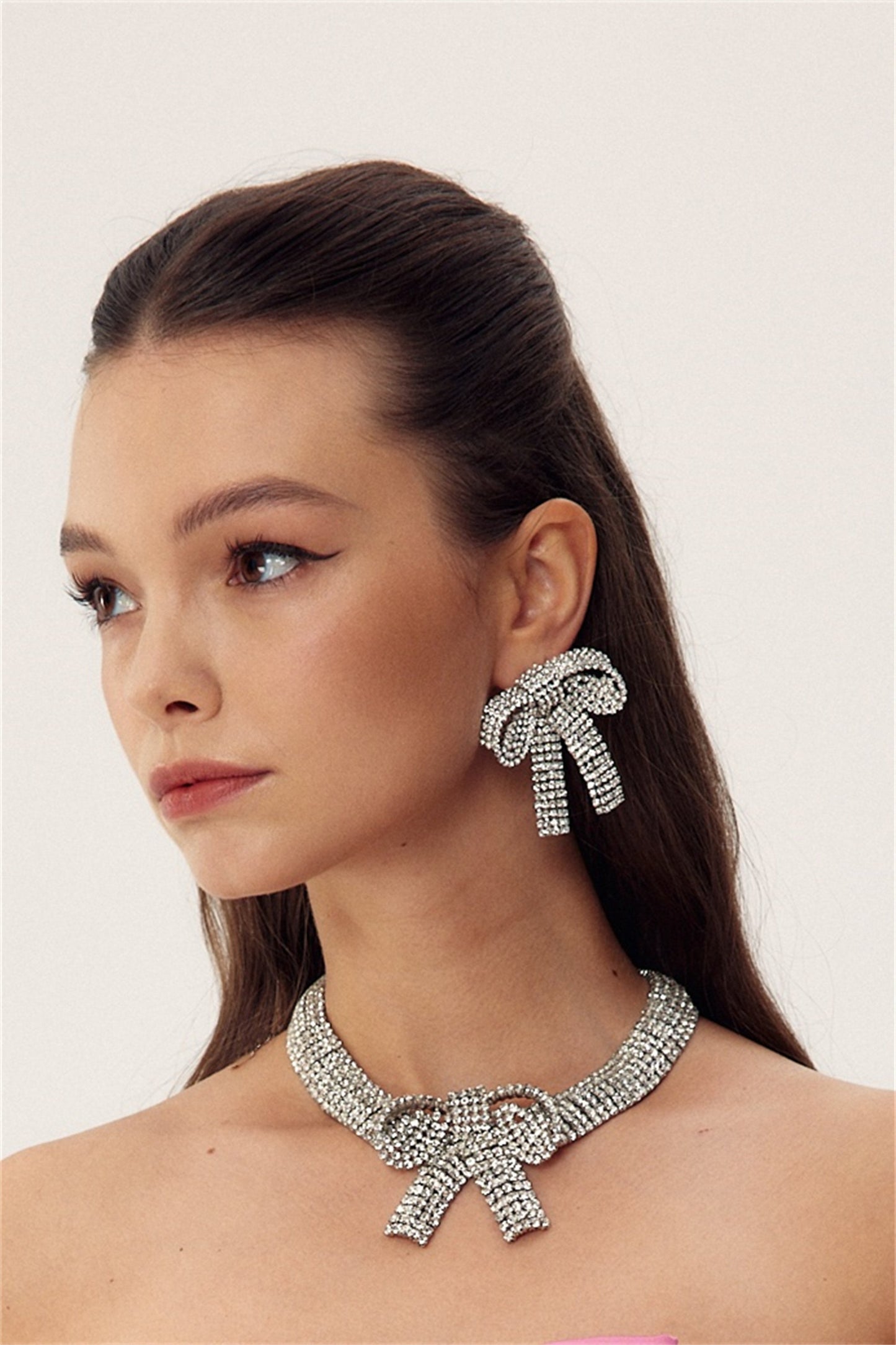 Collar con lazo adornado con cristales