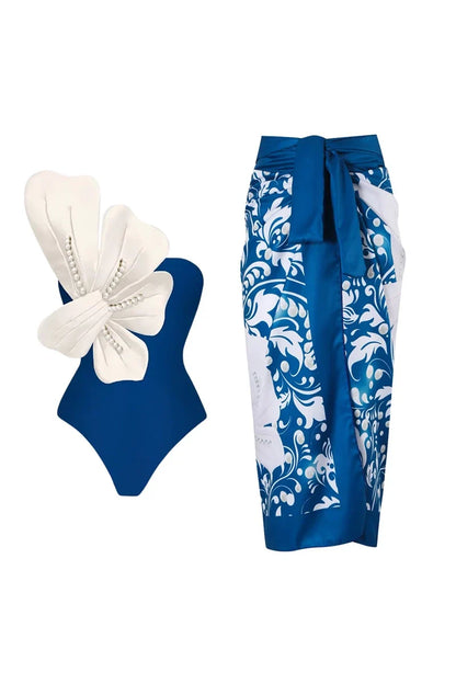Conjunto de traje de baño azul con detalles florales de perla