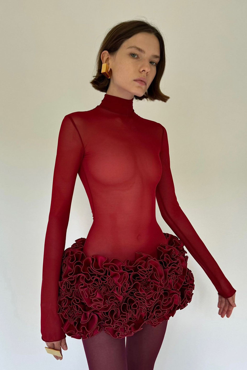 Minivestido sexy con hombros descubiertos, encaje y dobladillo de flores 3D en rojo