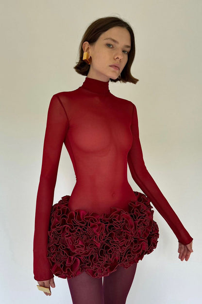 Minivestido sexy con hombros descubiertos, encaje y dobladillo de flores 3D en rojo