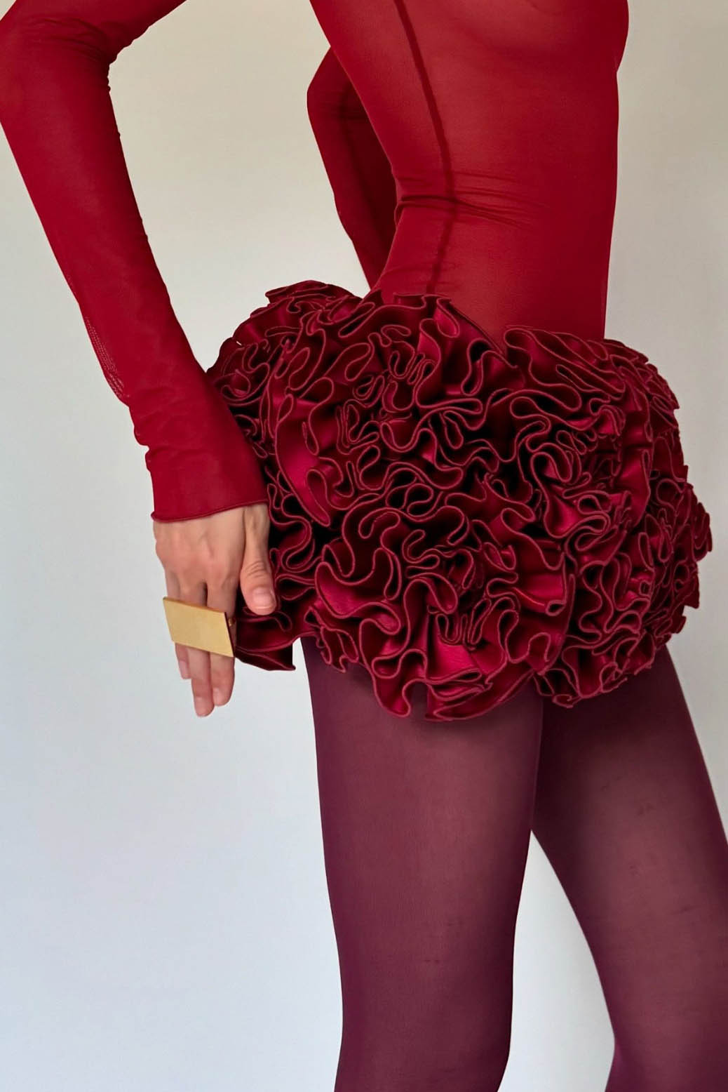 Minivestido sexy con hombros descubiertos, encaje y dobladillo de flores 3D en rojo