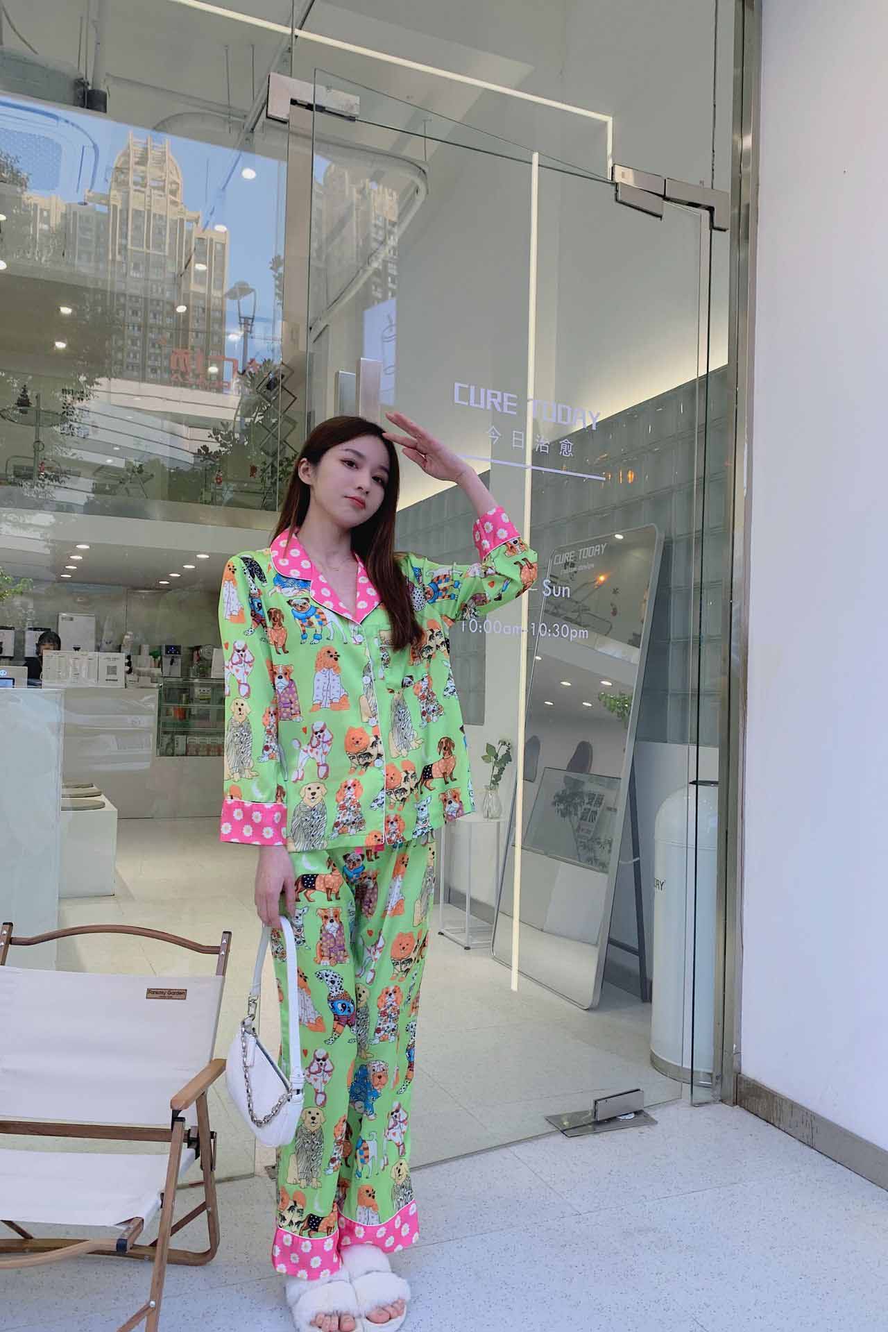 Conjunto de pijama con ilustración artística