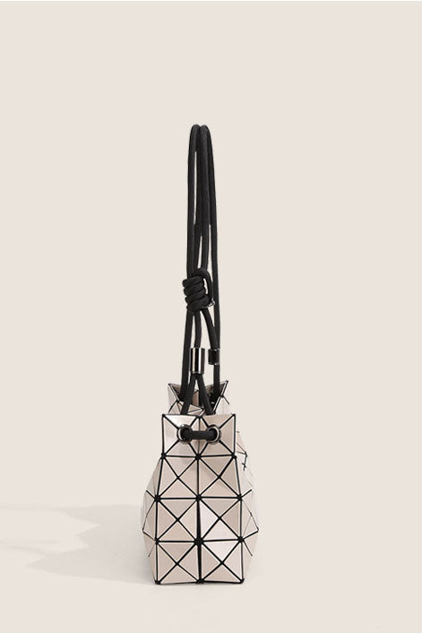 Bolso moderno con relieve geométrico