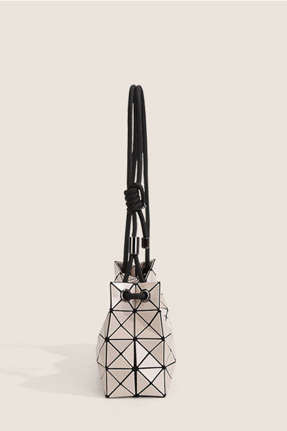 Bolso moderno con relieve geométrico