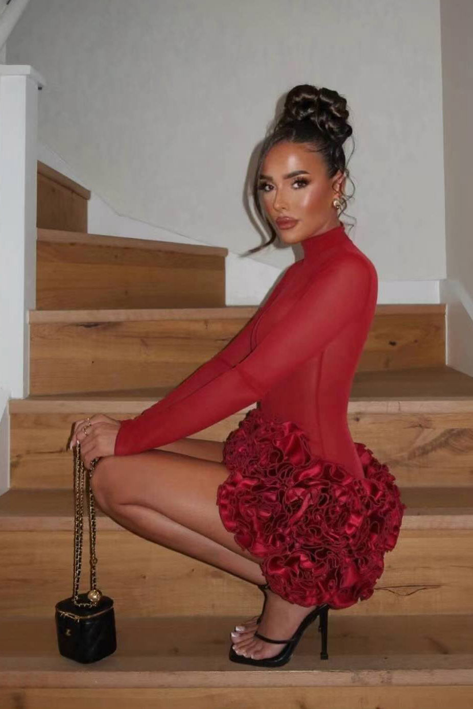 Minivestido sexy con hombros descubiertos, encaje y dobladillo de flores 3D en rojo