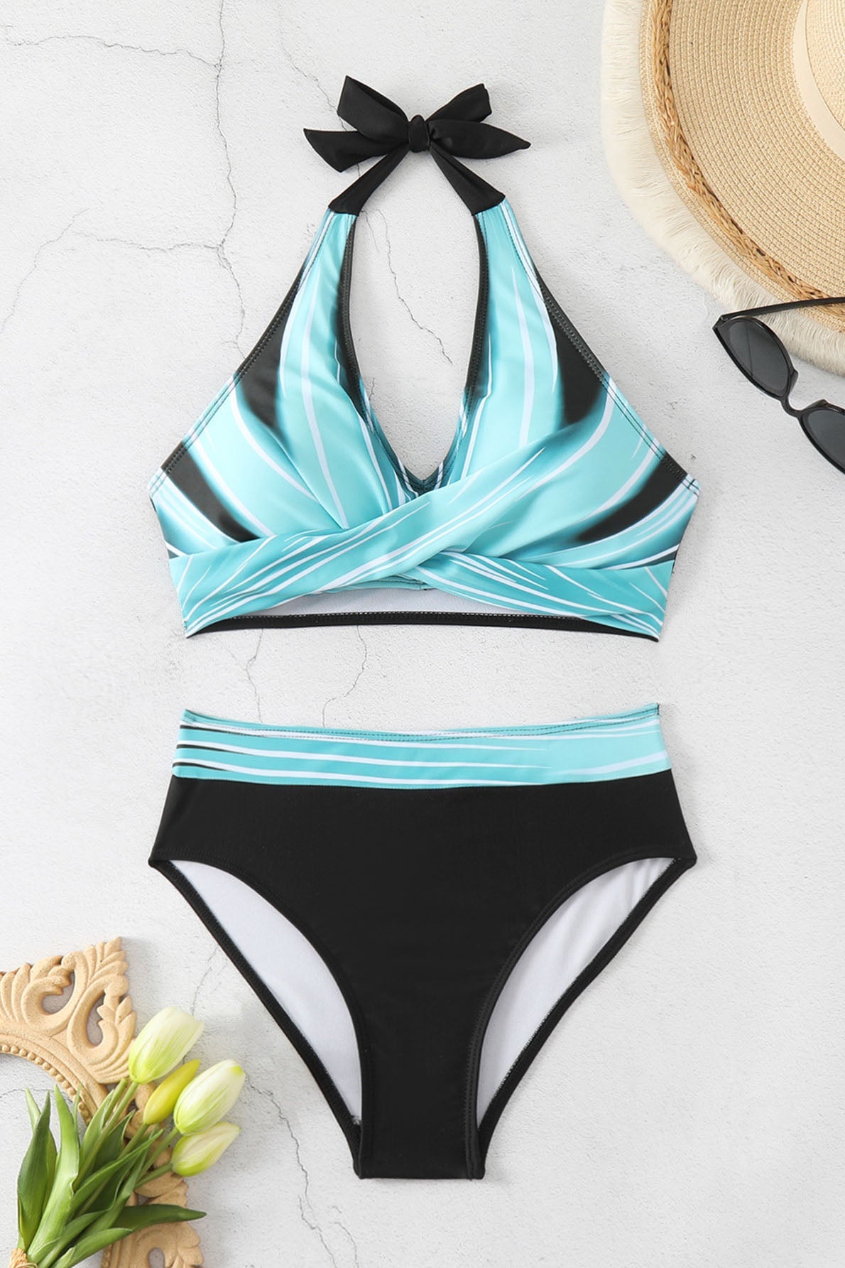 Traje de baño de bikini con cuello halter y bloques de color