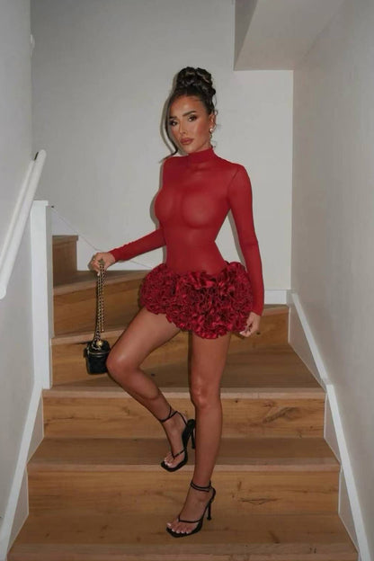 Minivestido sexy con hombros descubiertos, encaje y dobladillo de flores 3D en rojo