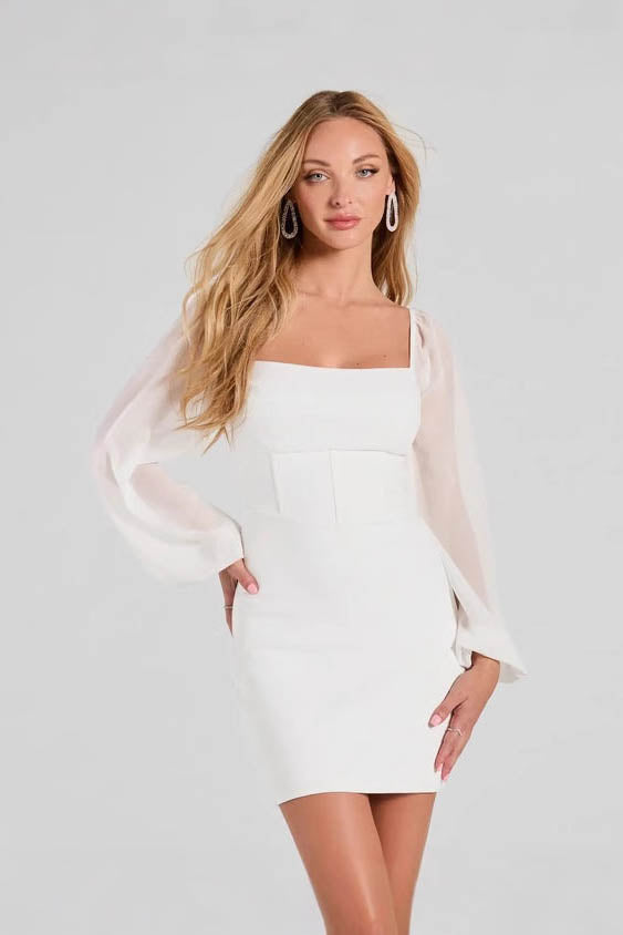 Juguetón con minivestido blanco