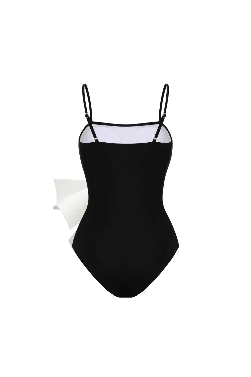 Traje de baño de una pieza con escote en forma de corazón y detalle de lazo