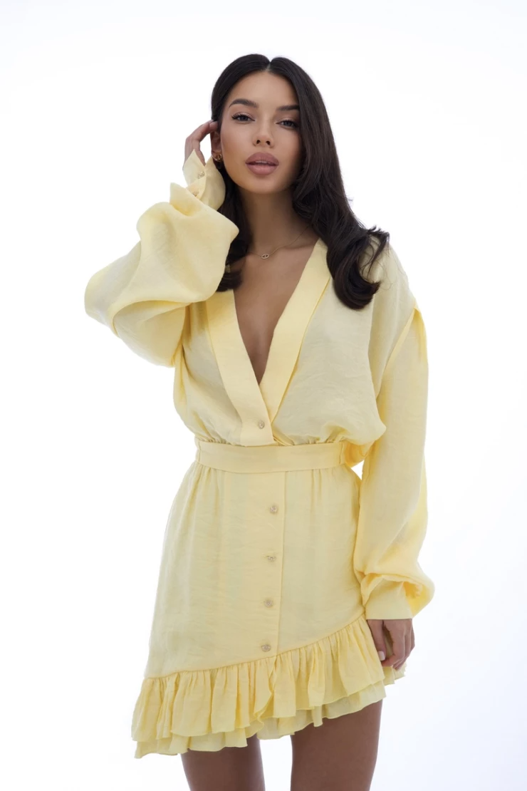 Yiping Story reaparece con minivestido
