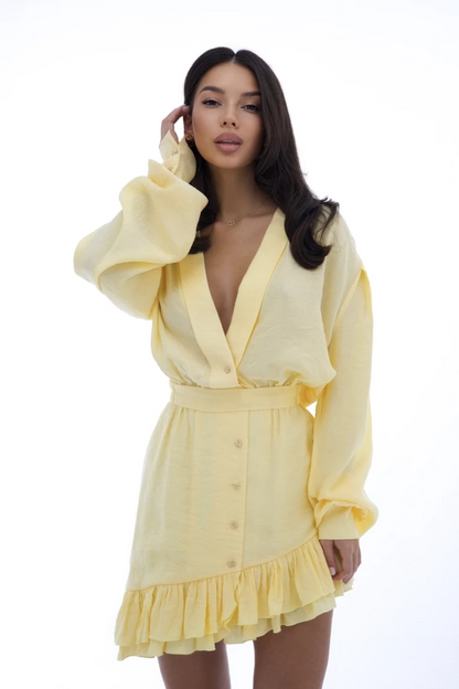 Yiping Story reaparece con minivestido
