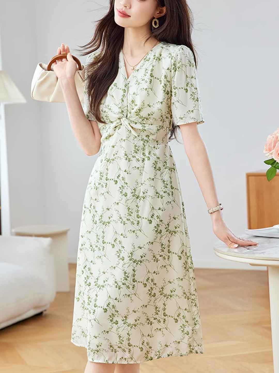 Mya Vacation V-Neck Pleated Floral Dress