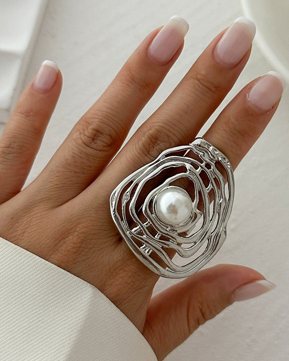 Exaggerated Metallic Ruffled Imitation Pearl Ring
