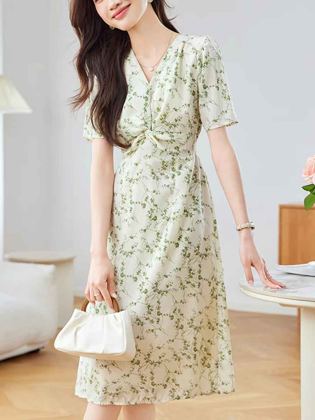 Mya Vacation V-Neck Pleated Floral Dress