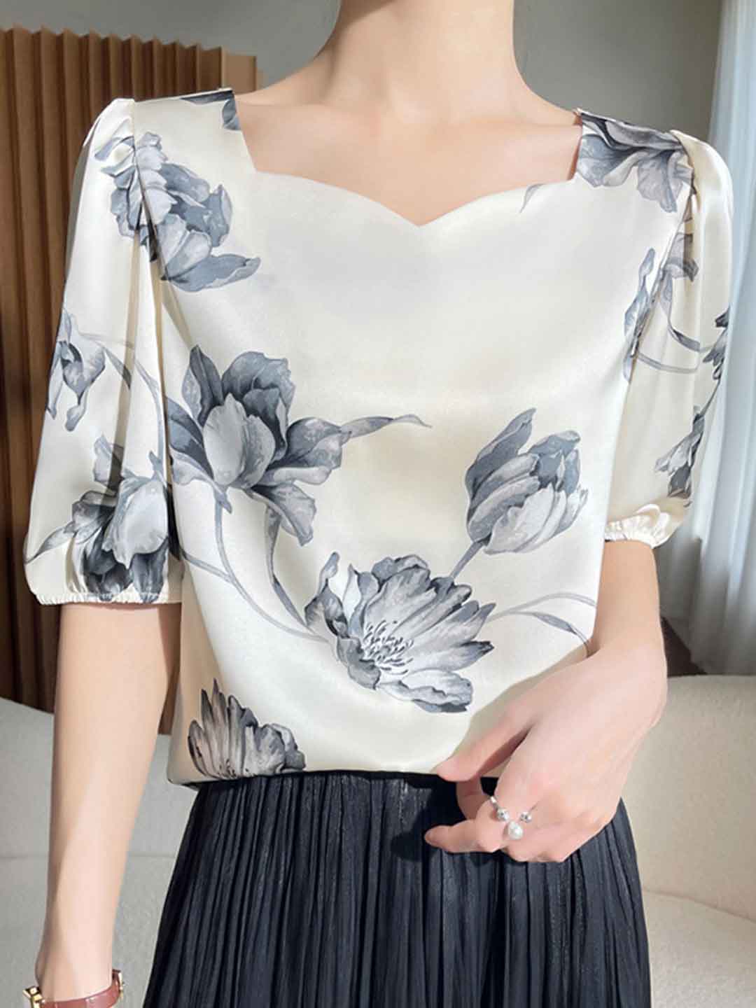 Kylie Loose V-Neck Printed Shirt