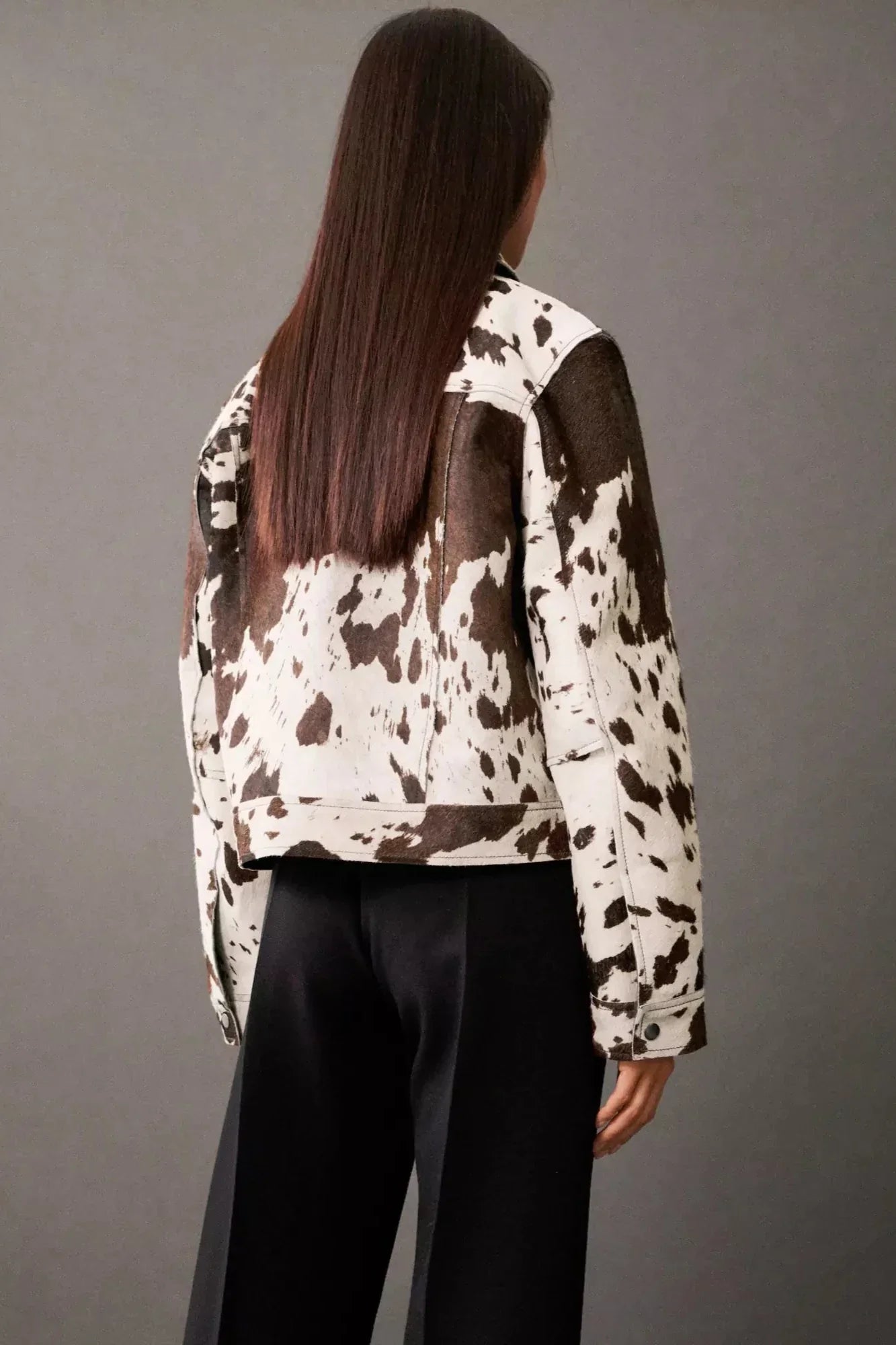 Chaqueta estilo camisa de piel sintética con estampado de vaca