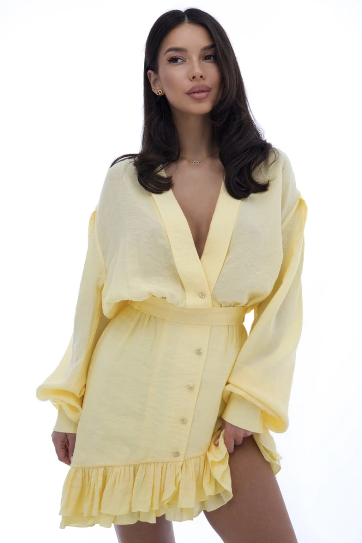 Yiping Story reaparece con minivestido