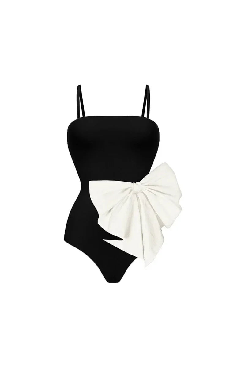Traje de baño de una pieza con escote en forma de corazón y detalle de lazo