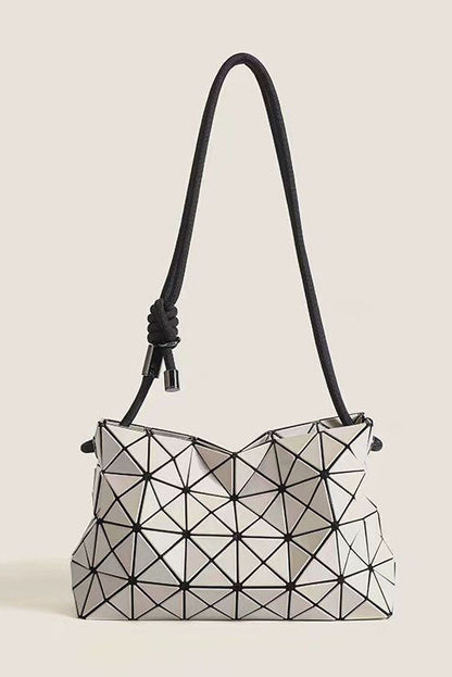 Bolso moderno con relieve geométrico
