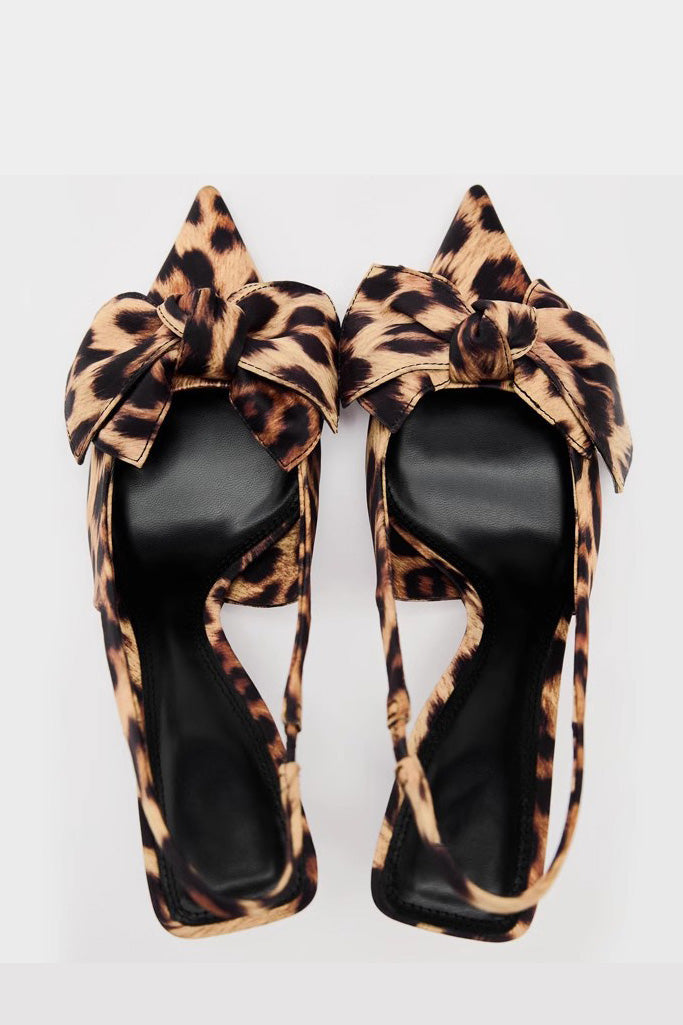 Tacones altos con estampado de leopardo